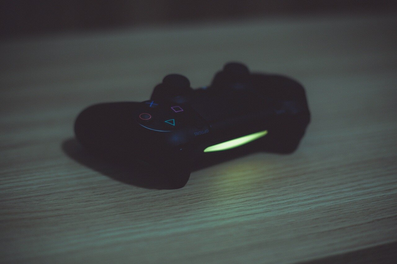 아시아 시장을 겨냥한 SA Gaming의 라이브 카지노 게임을 즐기는 플레이어의 집중한 표정이 포착되었다