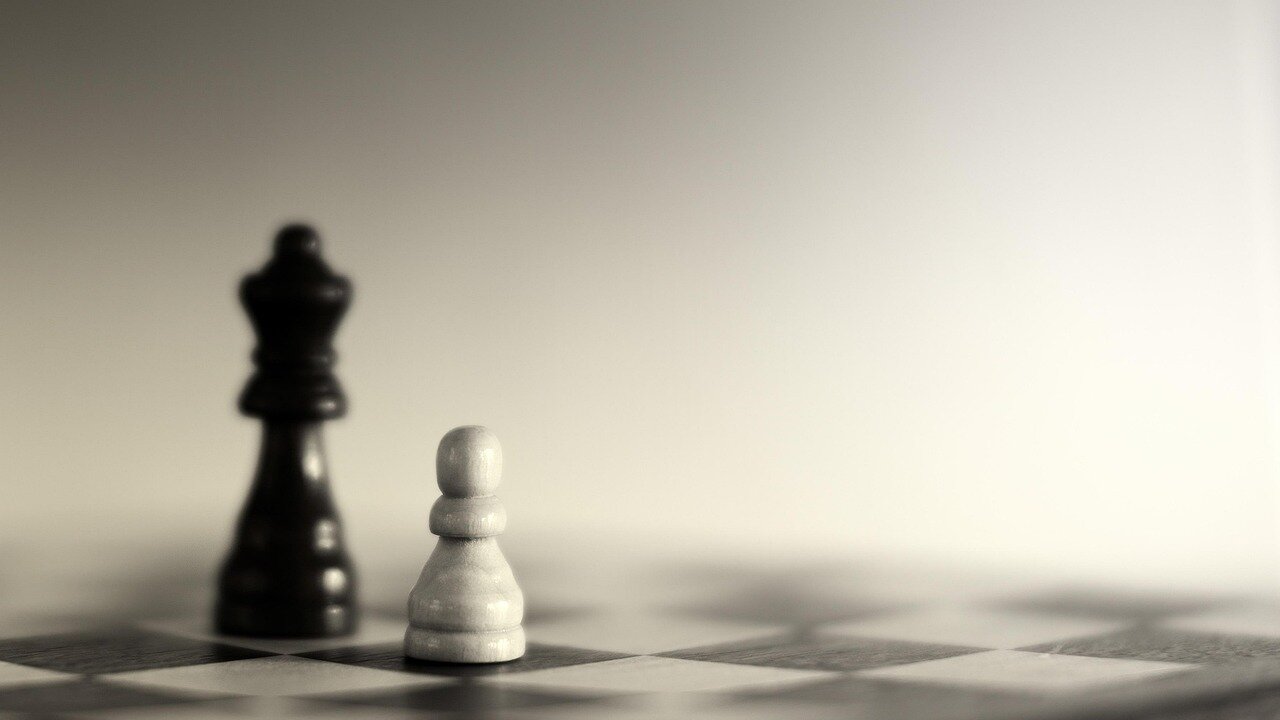 スロットゲームのRTP（プレイヤーへの還元率）を確認する重要性を示すグラフが示されています